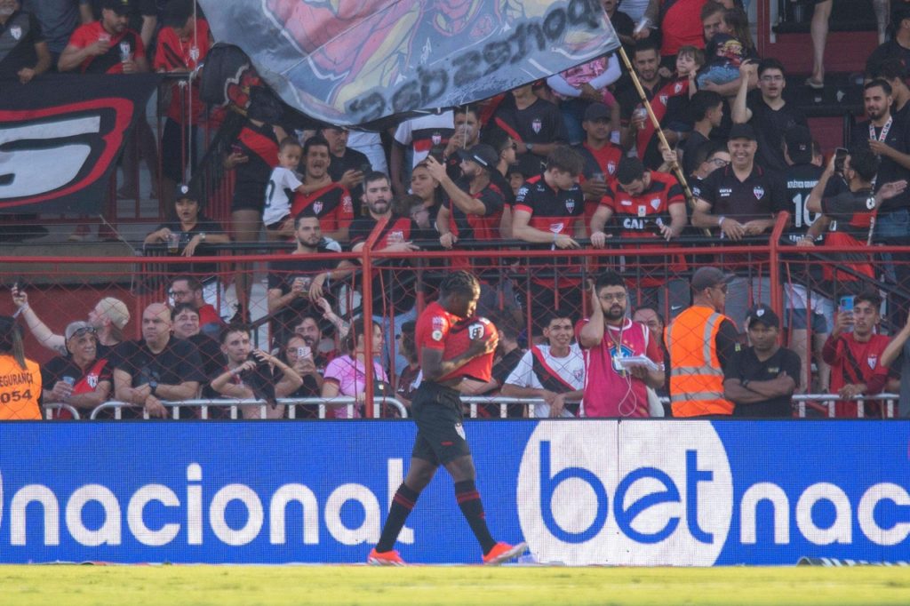 Hurtado, do Atlético-GO, comemorando um gol do time na temporada de 2024.