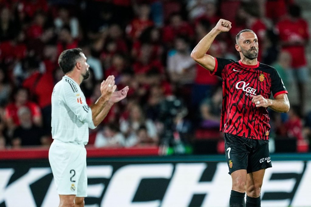 Muriqi, do Mallorca, comemorando um gol contra o Real Madrid pela LaLiga.