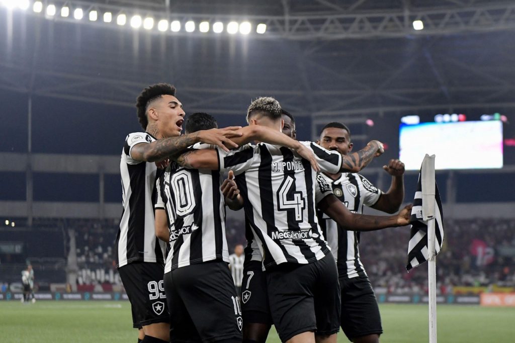 Jogadores do Botafogo comemorando gol sobre o Flamengo no Campeonato Brasileiro.