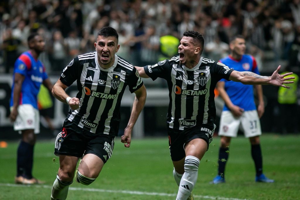 Battaglia, do Atlético-MG, comemorando um gol marcado por ele na Libertadores de 2024.