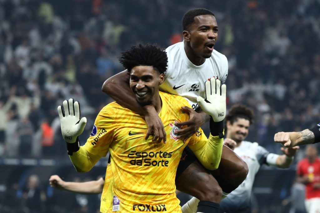 Hugo Souza, do Corinthians, comemorando a classificação do time na Copa Sul-Americana de 2024.