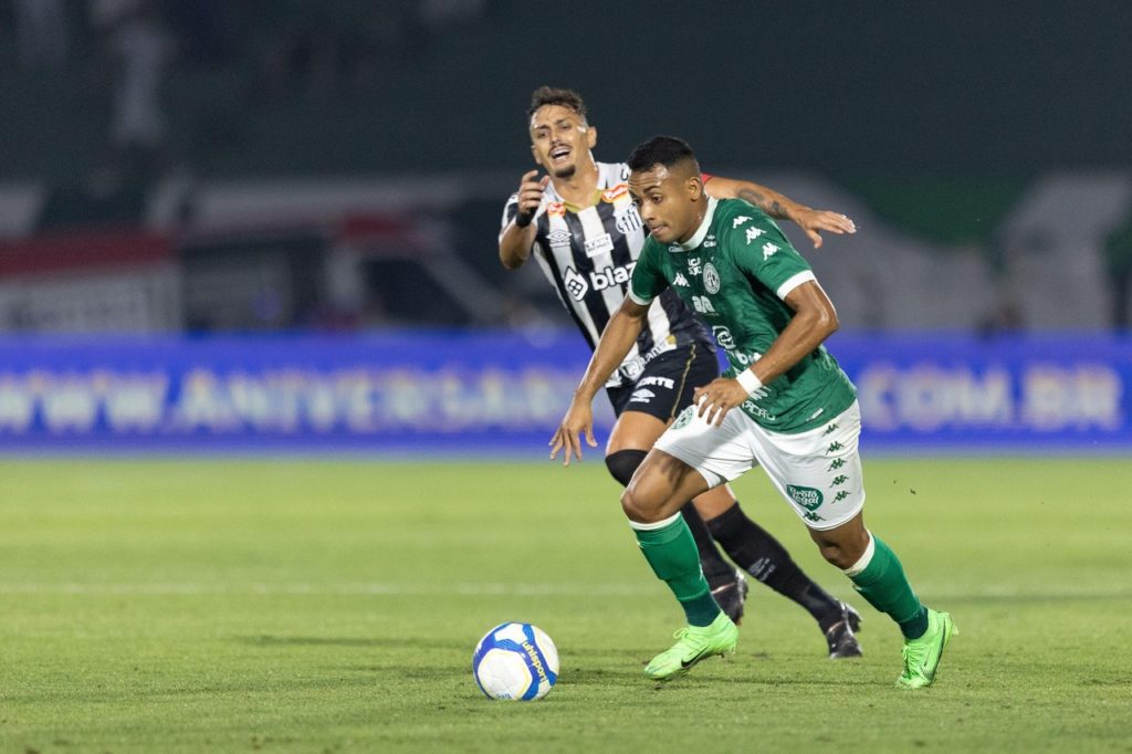 Diego Pituca, do Santos, tenta roubar a bola do adversário em um dos jogos da temporada de 2024.