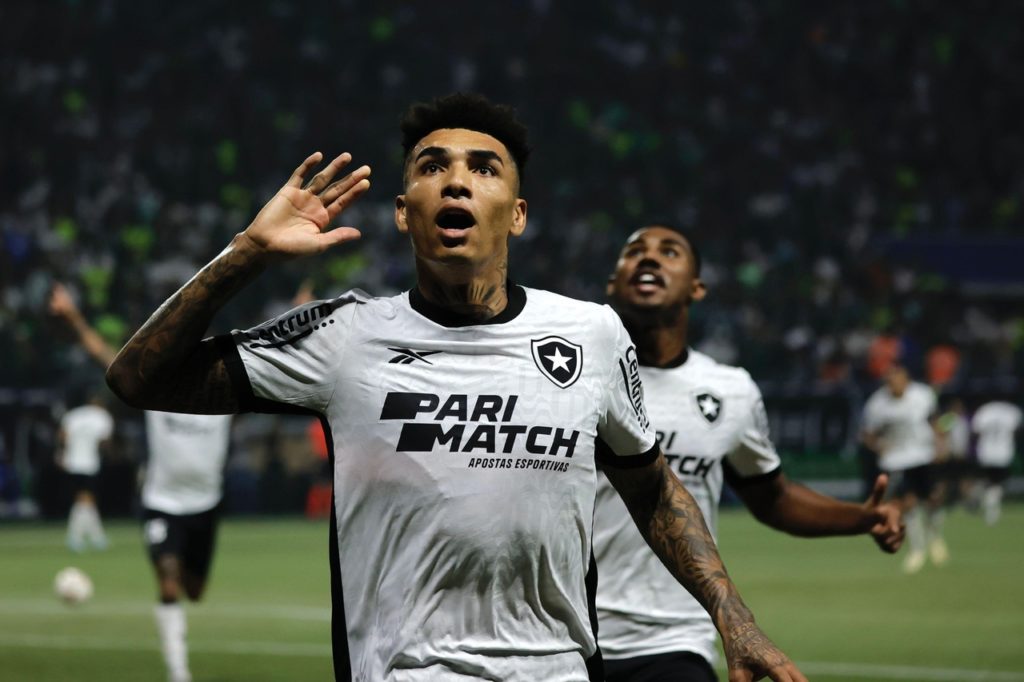 Igor Jesus, do Botafogo, comemorando um dos gols marcados pelo time na Copa Libertadores de 2024.