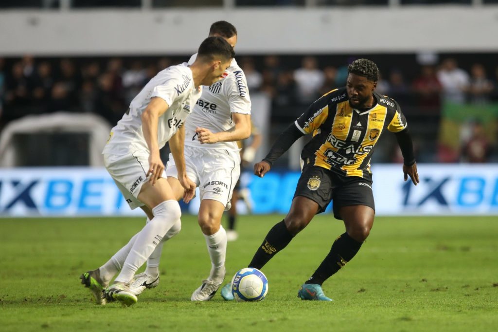 Jair Cunha, do Santos, disputa a bola com Luan, do Amazonas, em jogo válido pela Série B do Brasileiro.