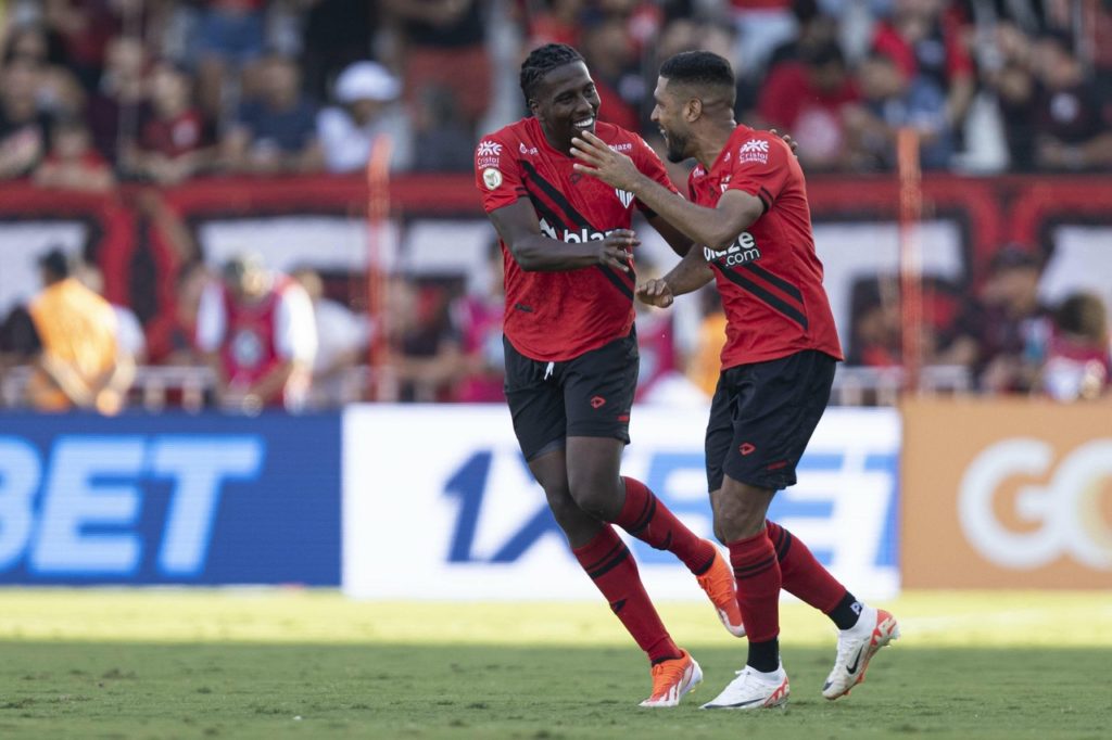 Hurtado, do Atlético-GO, comemorando um dos gols marcados pelo time em um jogo do Brasileirão de 2024.