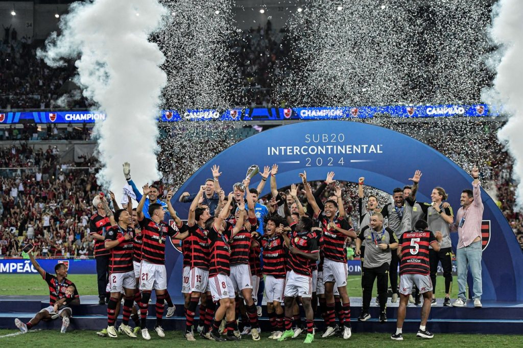 Jogadores do Flamengo Sub-20 levantando o troféu do Intercontinental de Clubes.