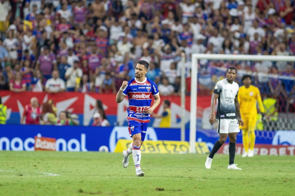 Yago-Pikachu, do Fortaleza, comemorando um gol pelo time no Campeonato Brasileiro de 2024.