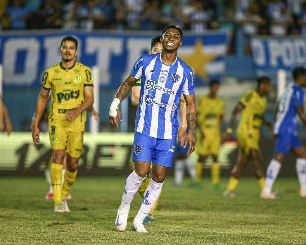 Yony González, do Paysandu, lutando pela bola contra um adversário em jogo da Série B do Brasileirão.