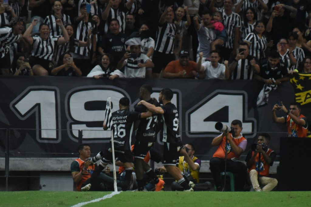 Jogadores do Ceará comemorando um gol marcado pelo time na Série B do Campeonato Brasileiro de 2024.