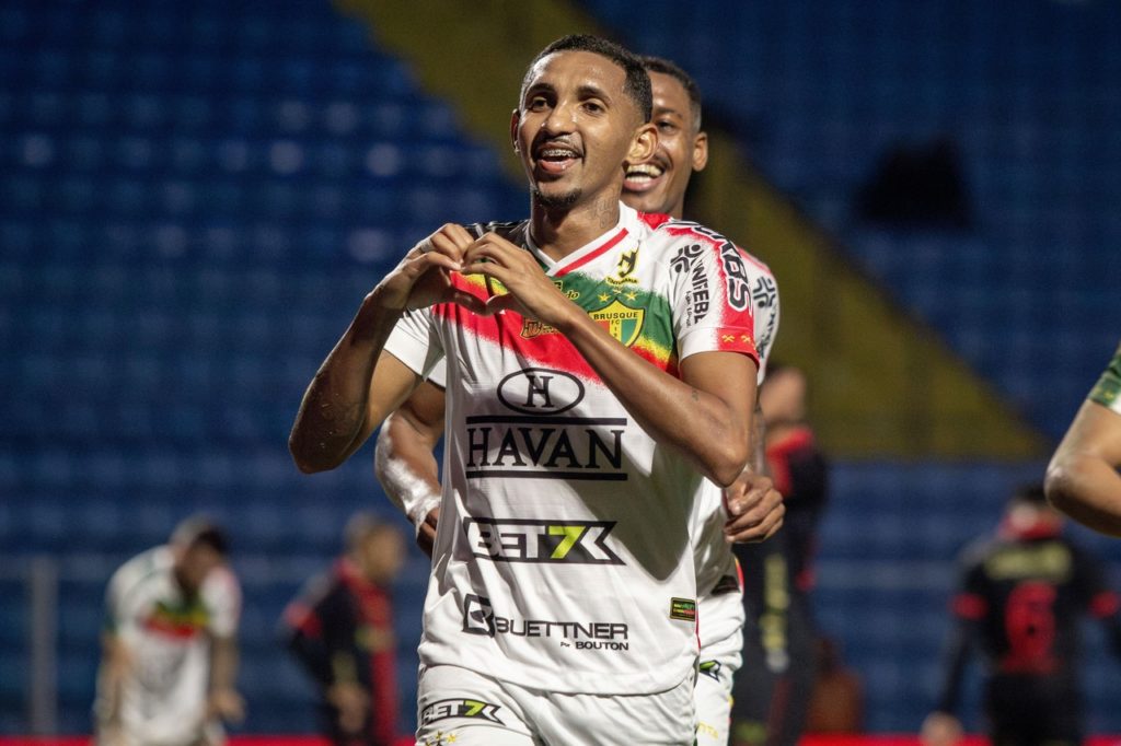 Diego Mathias, do Brusque, comemorando um gol marcado pela equipe na Série B do Brasileiro.