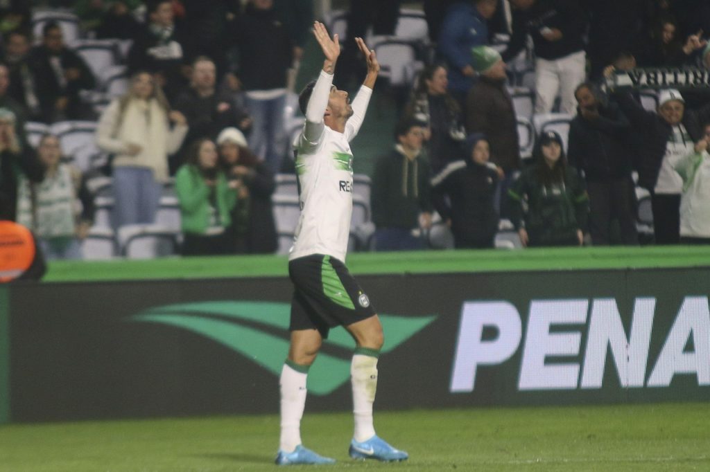 Bruno Melo, do Coritiba, comemorando um dos gols marcados pelo time na Série B de 2024.