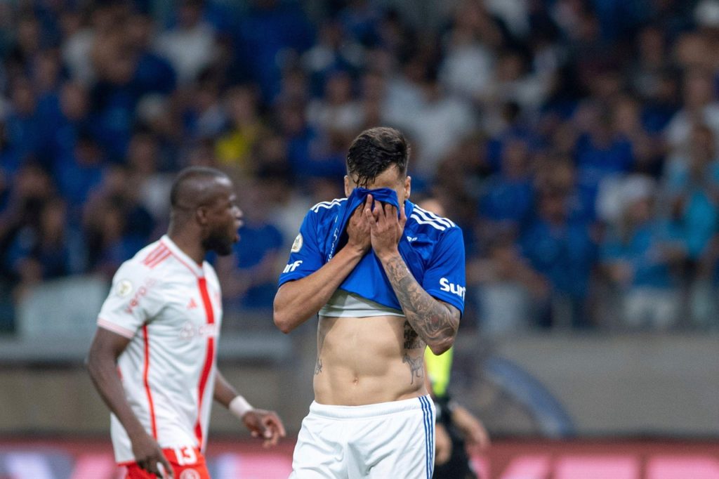 Kaio Jorge, do Cruzeiro, se lamentando durante um jogo do time pelo Brasileirão de 2024.