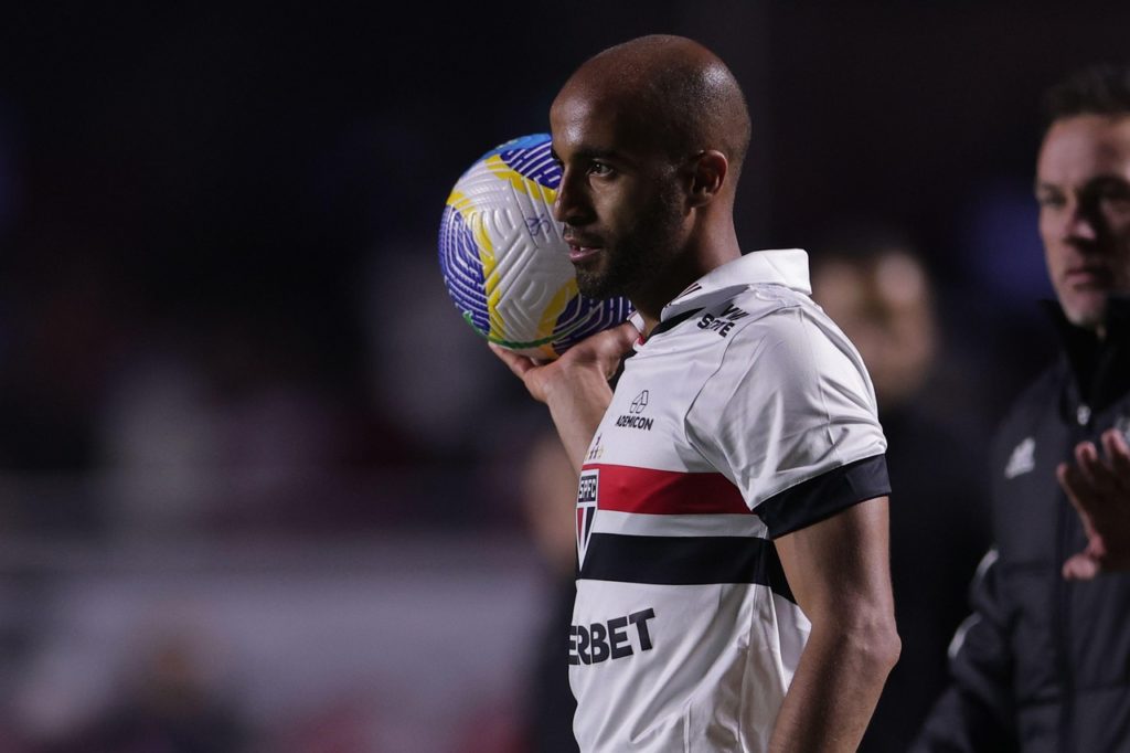 Lucas Moura, do São Paulo, observa o time antes de cobrar um lateral durante um jogo da temporada de 2024.