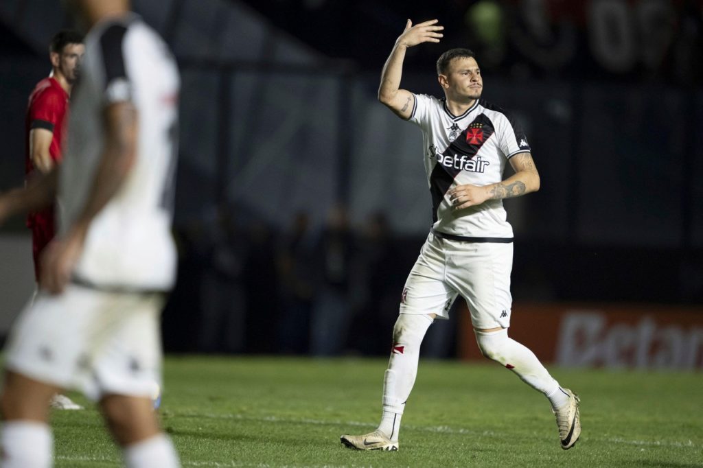 Hugo Moura, do Vasco, comemorando um dos gols do time em uma partida pela Copa do Brasil.