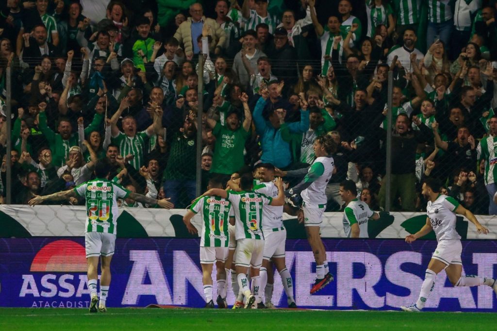 Ronie Carrillo, do Juventude, comemorando um gol com os companheiros em uma partida da Copa do Brasil.