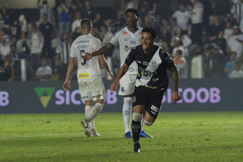 Dodô, da Ponte Preta, comemorando um dos gols do time na temporada de 2024.