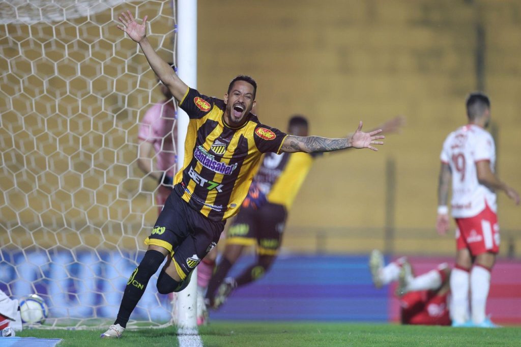 Lucca, do Novorizontino, comemorando um dos gols marcados pela equipe na rodada da Série B.