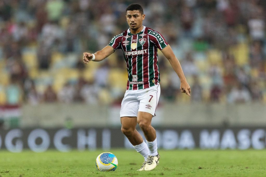 Volante André em jogo do Fluminense no Maracanã