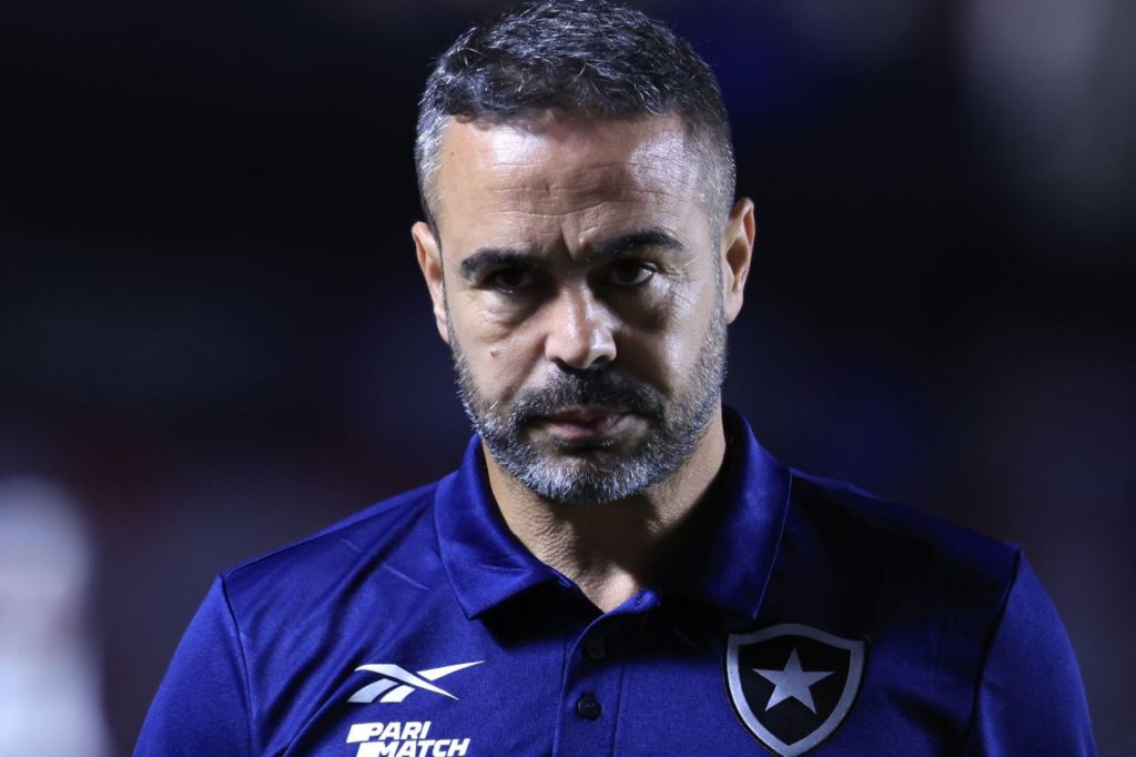 Técnico Artur Jorge no comando do Botafogo no Brasileirão