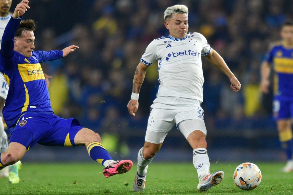 Barreal em ação pelo Cruzeiro no jogo de ida contra o Boca Juniors na Bombonera