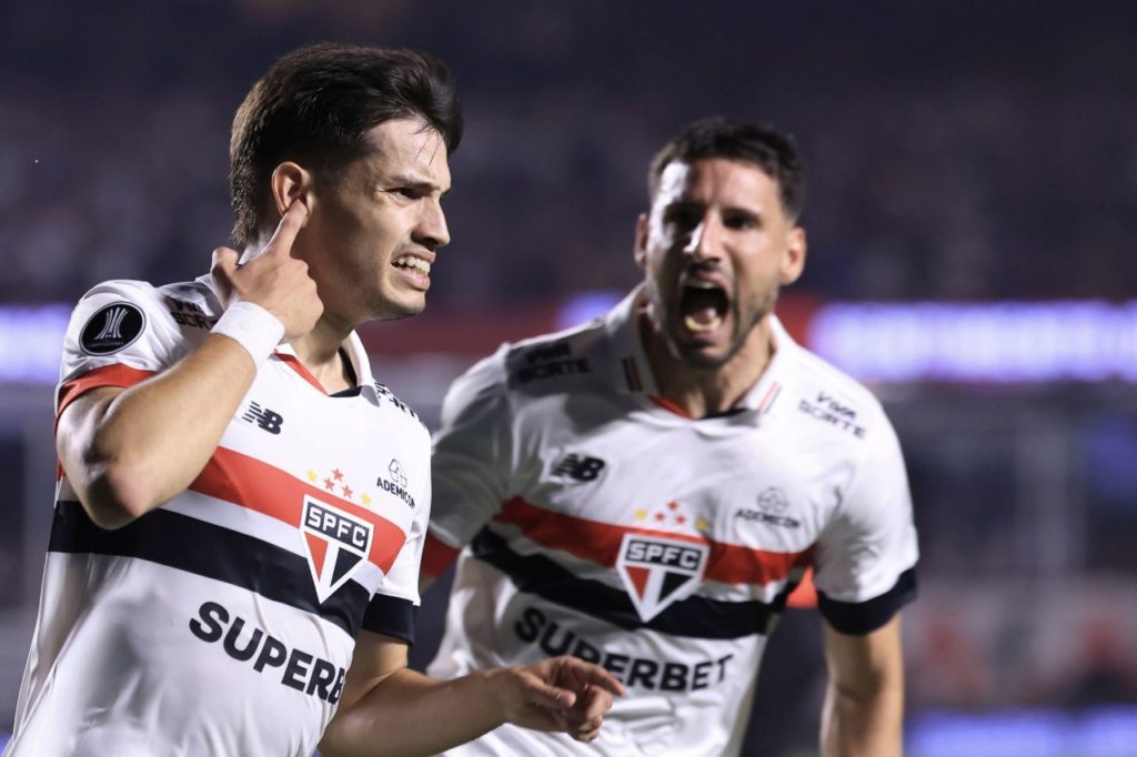 Bobadilla comemorando gol do São Paulo com Calleri no Morumbis pela Libertadores