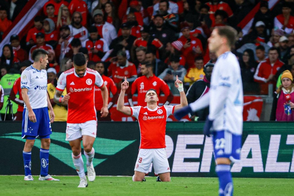 Rafael Borré comemora o gol da vitória do Internacional sobre o Cruzeiro pelo Brasileiro