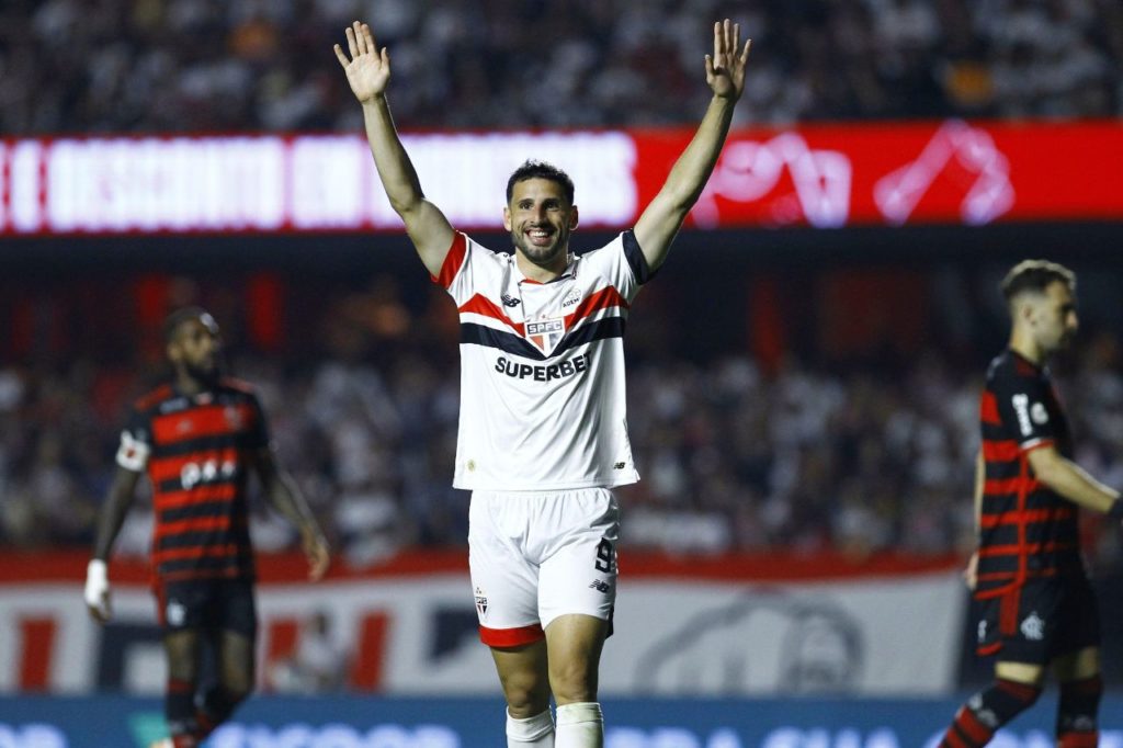 Calleri comemora o gol do São Paulo na vitória sobre o Flamengo no Brasileirão