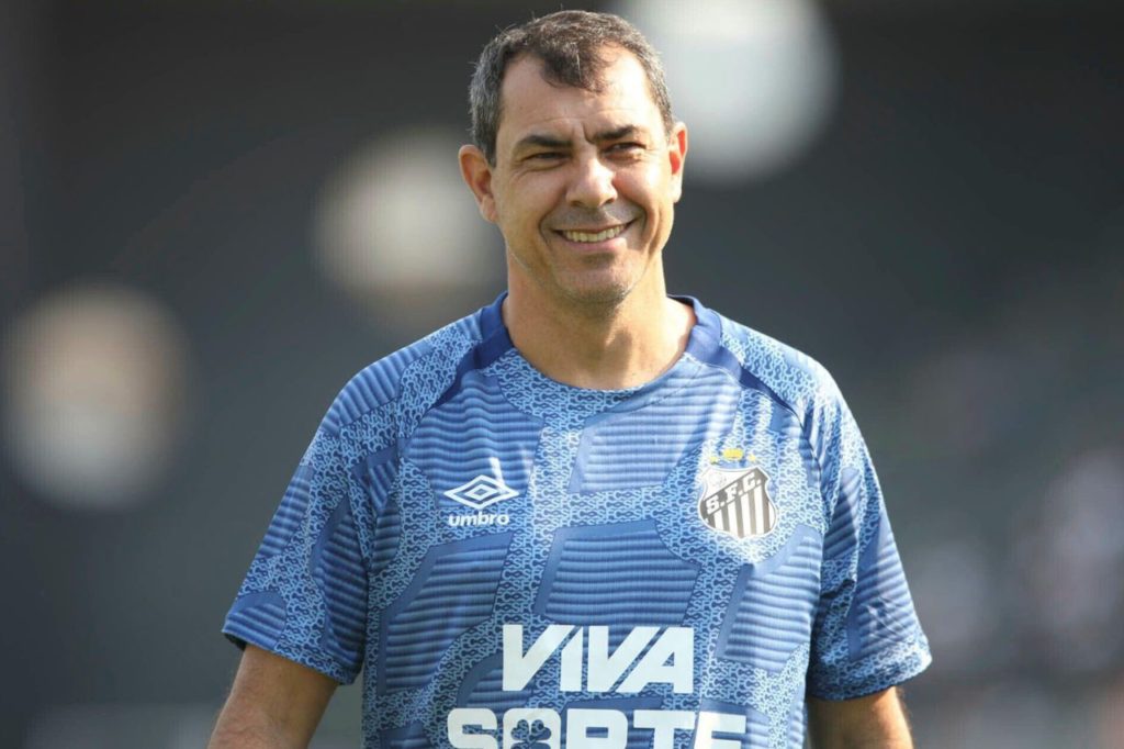 Técnico Fábio Carille no comando do Santos