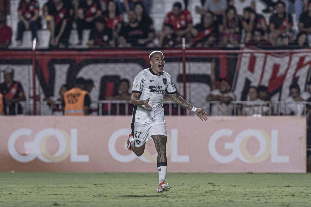 Carlos Alberto comemora gol do Botafogo na vitória em cima do Atlético-GO no Brasileirão