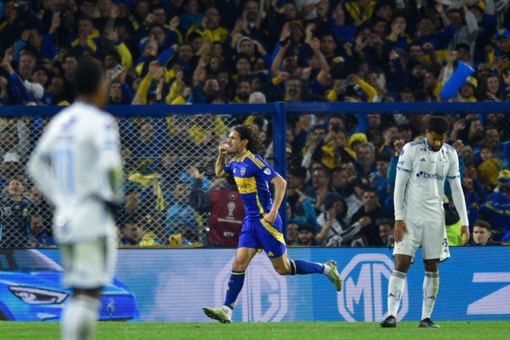 Centroavante Cavani comemora gol da vitória do Boca Juniors sobre o Cruzeiro em jogo na Bombonera pela Sul-Americana