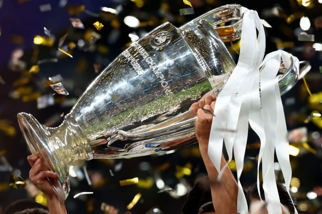 Taça da Liga dos Campeões da UEFA sendo levantada na última final entre Real Madrid e Borussia Dortmund