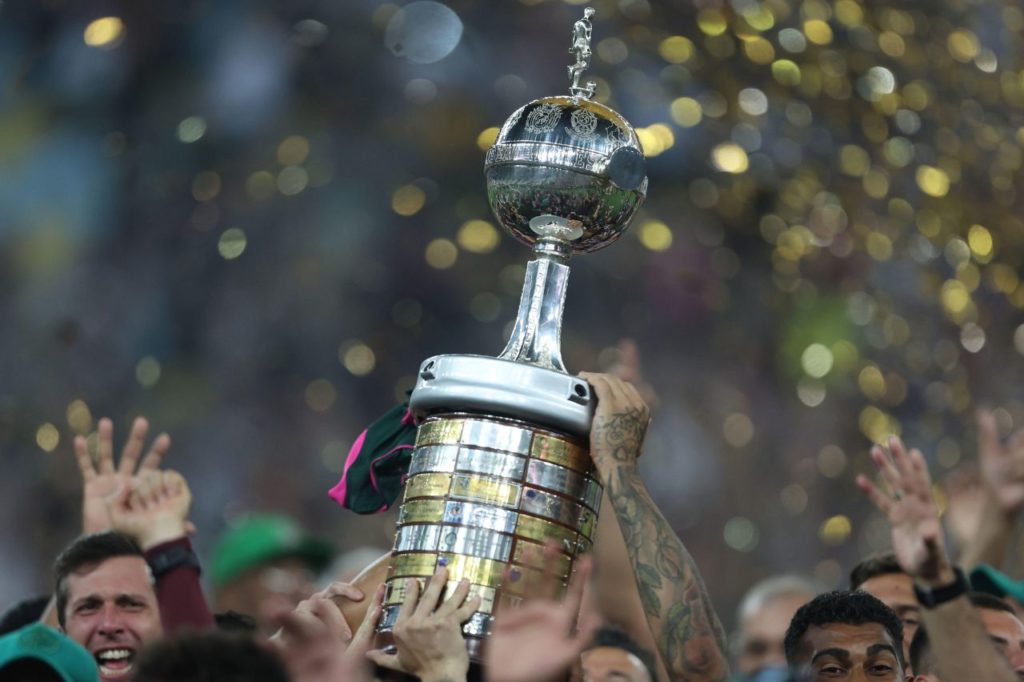 Taça Libertadores sendo levantada pelo time campeão