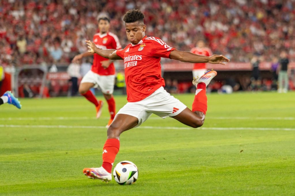 Atacante brasileiro David Neres em jogo do Benfica