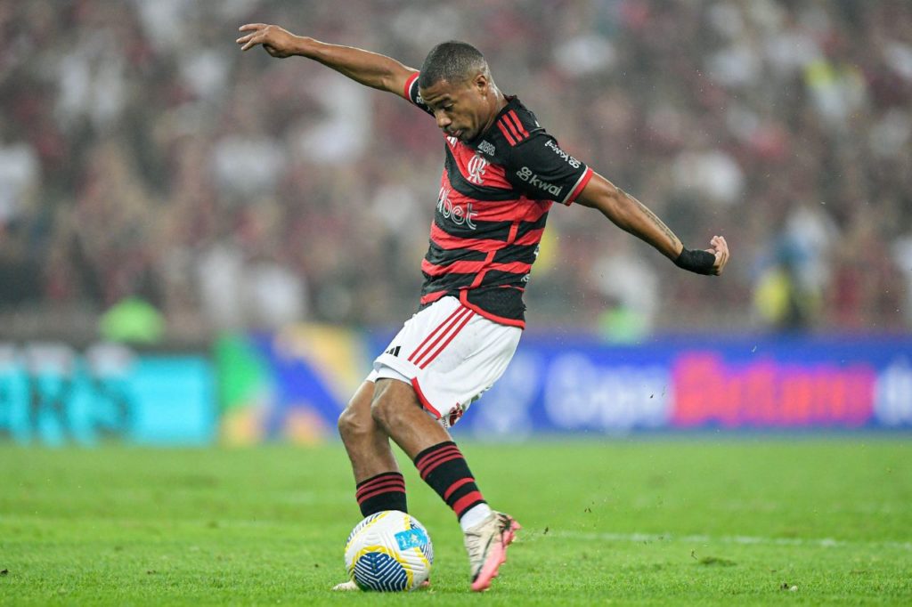 Meia De La Cruz em jogo do Flamengo no Maracanã