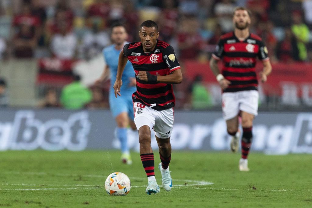 Meia De La Cruz no primeiro jogo entre Flamengo e Bolívar pelas oitavas de final da Libertadores