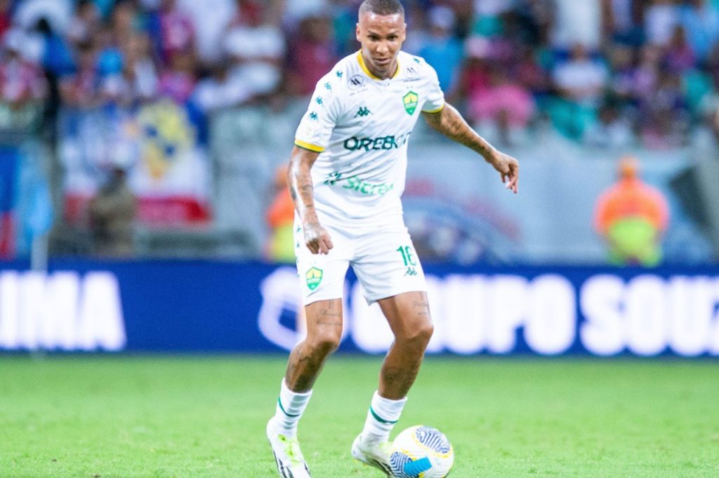 Centroavante Deyverson em jogo do Cuiabá