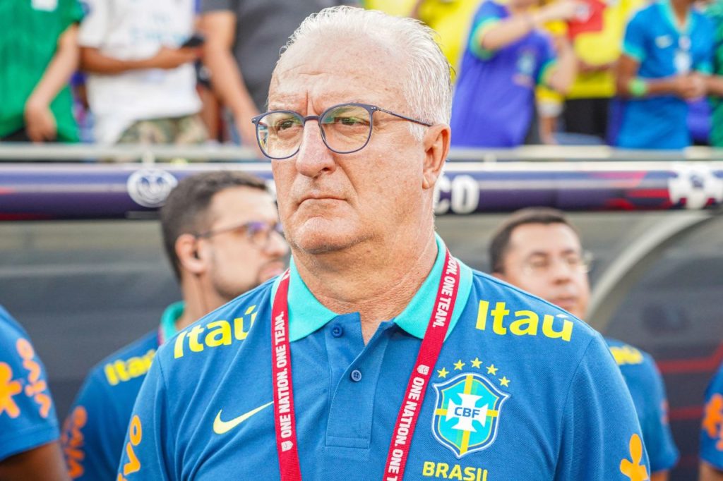 Técnico Dorival Júnior no comando da seleção brasileira