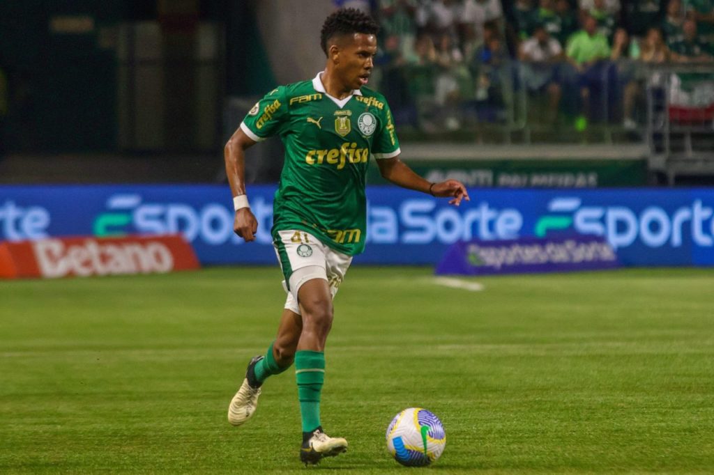 Jovem meia-atacante Estêvão em jogo do Palmeiras