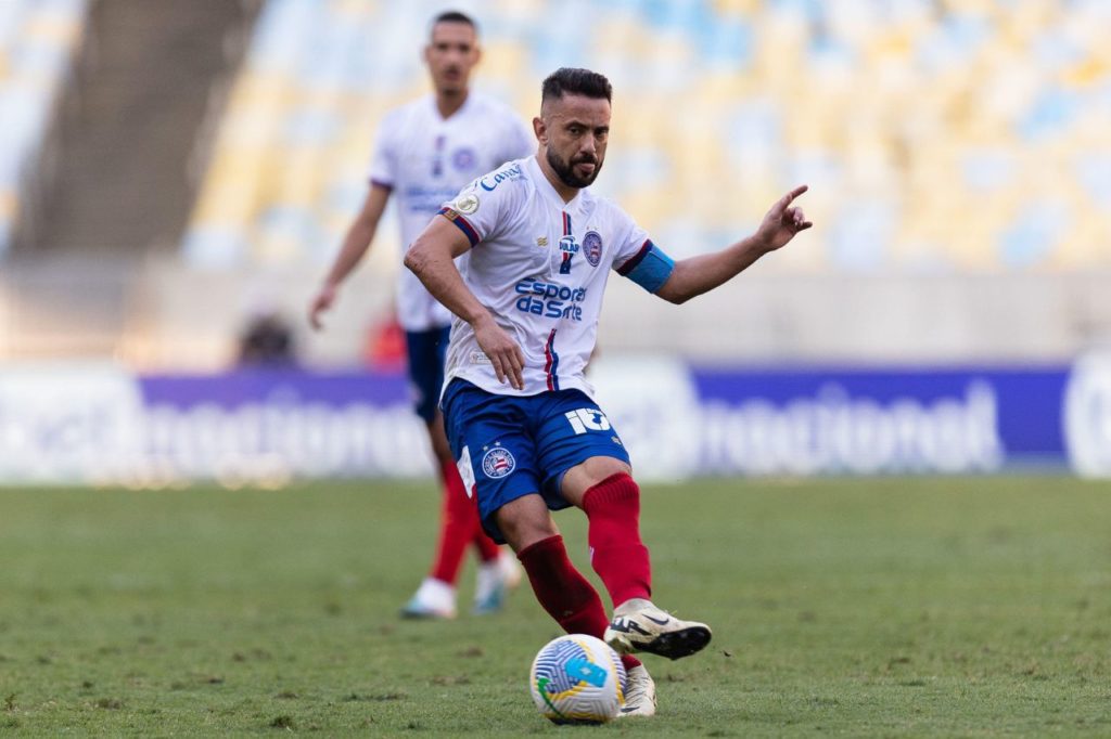 Meia Everton Ribeiro em jogo do Bahia no Campeonato Brasileiro