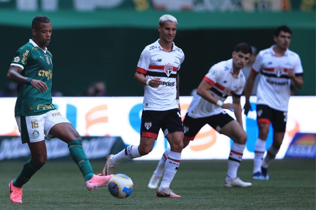 Atacante Ferreira no clássico entre São Paulo e Palmeiras