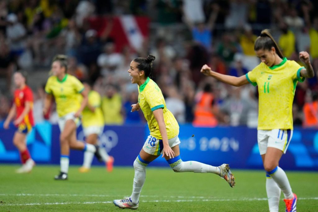 Atacante Gabi Portilho comemorando gol do Brasil na vitória sobre a Espanha na semifinal olímpica do futebol feminino