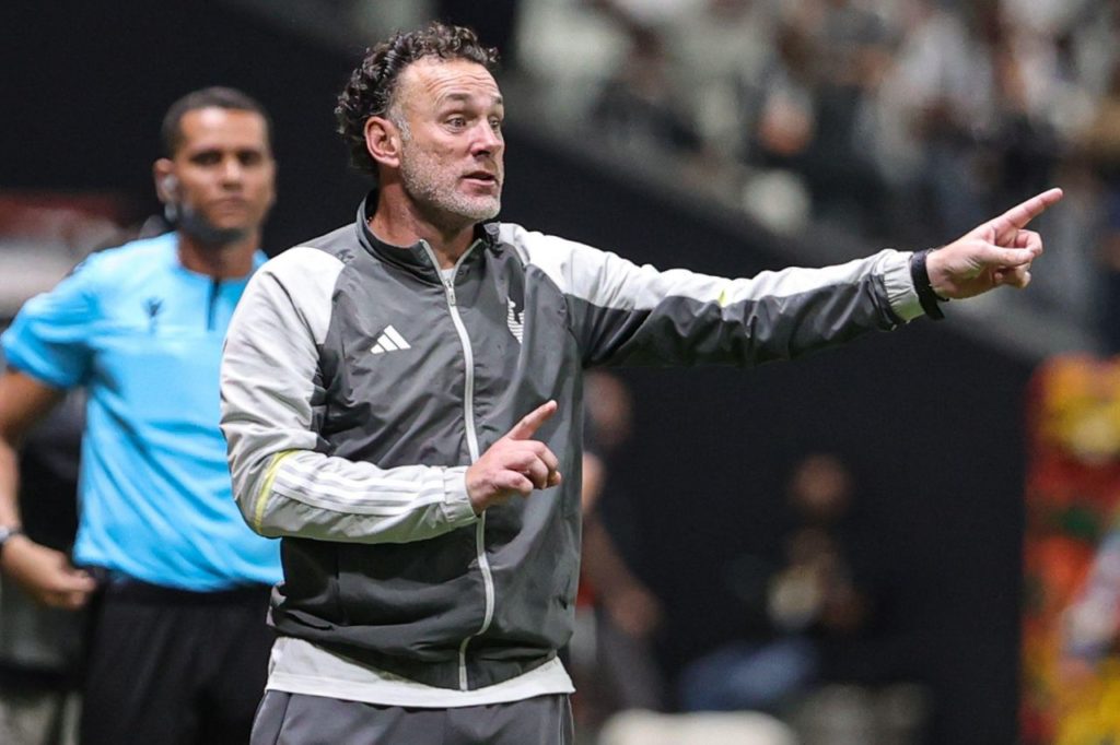 Técnico Gabriel Milito no comando do Atlético-MG à beira do campo