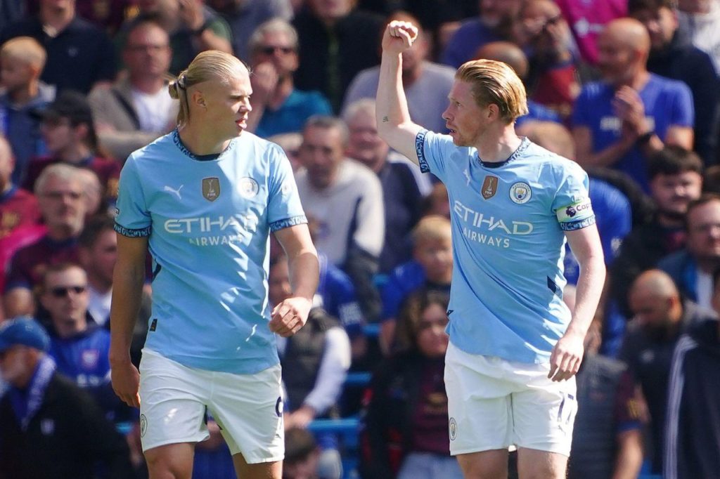 Erling Haaland e Kevin de Bruyne comemoram gol pelo Manchester City