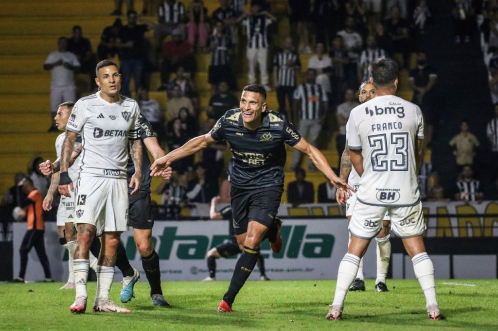 Higor Meritão comemorando gol do Criciúma na vitória sobre o Atlético-MG