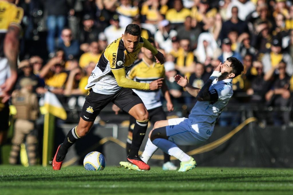 Volante Higor Meritão em jogo do Criciúma no Brasileirão