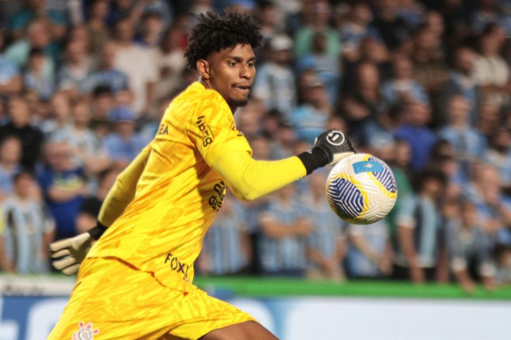 Goleiro Hugo Souza em ação pelo Corinthians em jogo contra o Grêmio pela Copa do Brasil