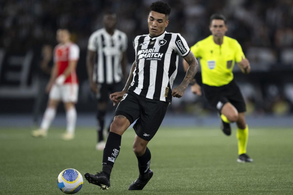 Centroavante Igor Jesus em jogo do Botafogo no Nilton Santos