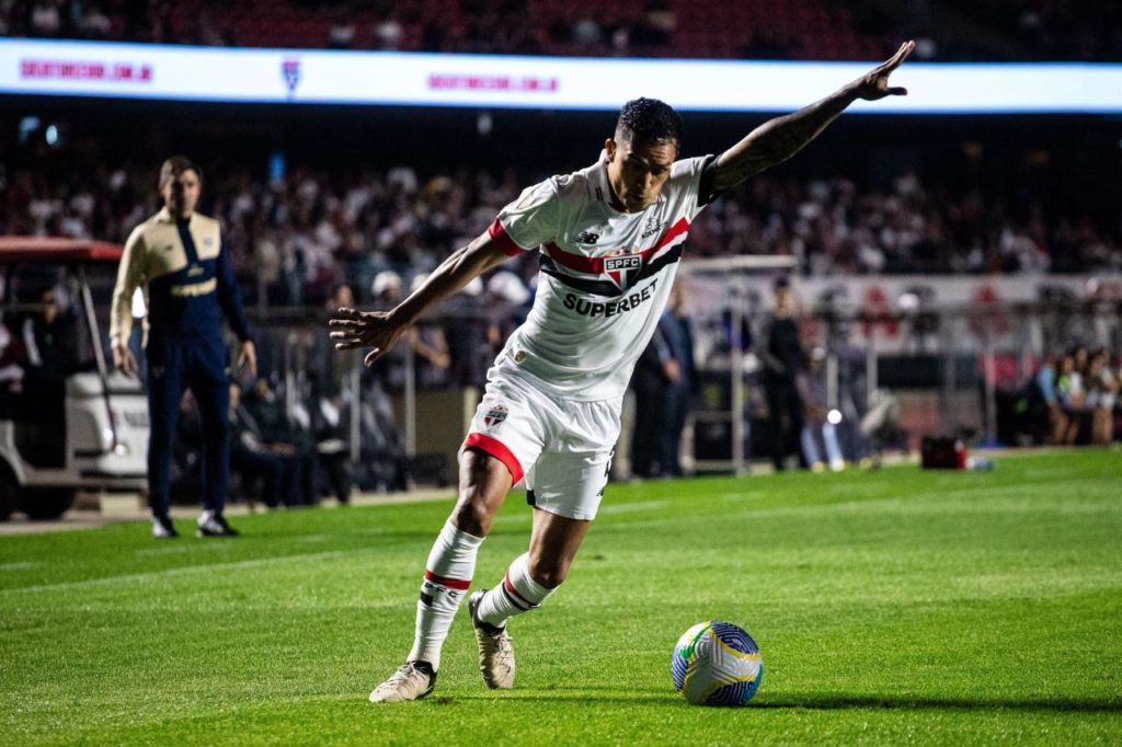 Lateral Igor Vinícius em jogo do São Paulo no Brasileirão