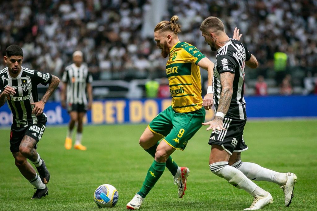 Atacante Isidro Pitta do Cuiabá em jogo contra o Atlético-MG