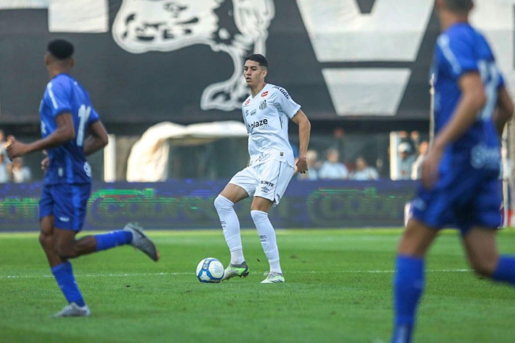 Zagueiro Jair em jogo do Santos na Vila Belmiro pela Série B do Brasileiro